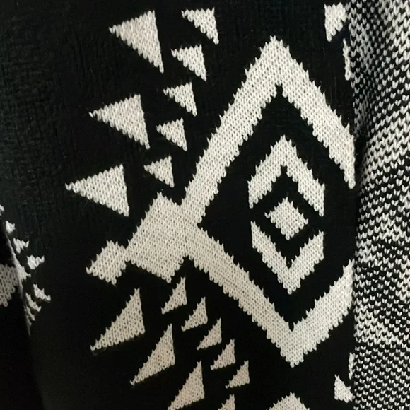Blue Buttercup size large black and white Aztec cardigan with pockets - Picture 2 of 9